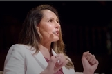 Ana Paula Henkel compartilhou seu relato sobre o momento em que desistiu de abortar seu filho, cerca de 20 anos atrás. (Imagem: YouTube / Brasil Paralelo / Reprodução)