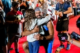 Jay Hewitt abraça sua filha, Hero, após 13 horas e 40 minutos de prova. (Foto: Jay Hewitt)