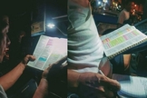 Motorista estuda a Bíblia enquanto aguarda passageiros, nas Filipinas. (Foto: Reprodução / GOD TV)