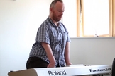 Bart Gee, que nasceu com uma deficiência chamada artrogripose, toca piano. (Foto: Reprodução / Yahoo)