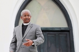 Rev. Anthony Thompson do lado de fora da Igreja Metodista Episcopal Africana Emanuel em Charleston, na Carolina do Sul. (Foto: Reuters/Randall Hill)