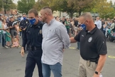 Gabriel Rench foi preso junto a outros três por não ter usado máscara enquanto cantava hinos em um culto ao ar livre, no Estado de Idaho / EUA. (Foto: Daniel Foucachon)
