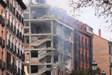 Um prédio danificado foi fotografado em Madri na quarta-feira, depois que uma forte explosão abalou o prédio. (Foto: Reprodução / CNN)