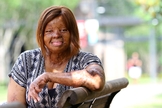 Kechi Okwuchi sobreviveu a uma queda de avião em 2005 na Nigéria. (Foto: Daily Word)