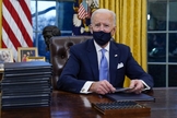O presidente Joe Biden no Salão Oval após sua posse na quarta-feira (20). (Foto: Evan Vucci/AP/Shutterstock