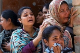 Mulheres cristãs lamentam a morte de um parente após os atentados a bomba em uma igreja em Lahore. (Foto: Reprodução / M. Ali / Morning Star News)