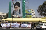 Exposição militar exibe o míssil Shahab-3. Foto do líder supremo iraniano Aiatolá Ali Khamenei, em Teerã, 2008. (Foto: AP / Hasan Sarbakhshian)