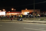 Familiares de pacientes na porta do Hospital Macrorregional de Imperatriz. (Foto: Reprodução / Imirante)
