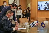 O ministro israelense das Relações Exteriores Gabi Ashkenazi assina documento de normalização das relações diplomáticas com Kosovo. (Foto: Reprodução / AFP)