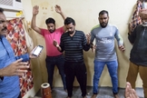 Momento de oração na reunião em um dos quartos dos trabalhadores no Kuwait (Foto: Portas Abertas)