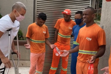 Jogador Henrique recebe oração de garis em sua casa, em Belo Horizonte. (Foto: Reprodução/Instagram)