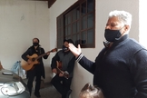 Idosos recebem visita do Projeto ‘Serestando’. (Foto: Reprodução / PIB Mogi das Cruzes)