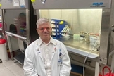 O professor Nadir Arber, do Centro Integrado de Prevenção ao Câncer do hospital, testou um medicamento que ele tem desenvolvido em pacientes com condições moderadas ou graves do vírus. (Foto: Divulgação / Hospital Ichilov)