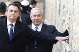 O presidente Jair Bolsonaro, ao lado do primeiro-ministro israelense Benjamin Netanyahu, em visita ao Muro das Lamentações, na Cidade Velha de Jerusalém, em abril de 2019. (Foto: Menahem Kahana / AF)