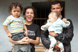 Kelly Saenz e Pabel Saenz junto com os filhos. (Foto: 100 Huntley Street)