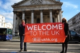 Krish Kandiah (à esquerda) com a Bispa de Londres (à direita) lançando a campanha UKHK. (Foto: Divulgação)