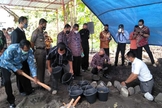 O regente de Bantul Suharsono (segundo da direita) ao iniciar a construção simbólica do edifício GPdI Immnuel Sedayu. (Foto: Daily Jogja / Ujang Hasanudin)