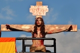 A modelo transexual Viviany Beleboni participa da 19ª Parada do Orgulho LGBT caracterizada como Jesus Cristo crucificado. (Foto: Sérgio Castro / Estadão Conteúdo)