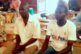 Os amigos Jonas e Joseph, professores de alfabetização assassinados em ataques do Boko Haram. (Foto: Reprodução / Sociedade Bíblica do Reino Unido)