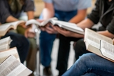 Segundo pesquisa, a leitura da Bíblia aumenta a confiança no futuro e traz saúde mental. (Foto: Reprodução / iStock)
