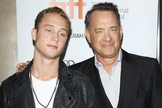 Tom Hanks e seu filho, Chet, no Festival Internacional de Cinema de Toronto em 2012. (Foto: Michael Tran/FilmMagic)