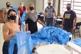 A equipe da AD dobra, empacota e organiza os aventais individualmente e que após são enviados às equipes do hospital. (Foto: Divulgação/AD Chapecó).
