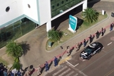 Policiais civis e militares e bombeiros foram ao Hospital Regional São Paulo e fizeram uma oração pela recuperação dos pacientes e pela saúde dos profissionais da saúde. (Foto: Reprodução / Twitter)