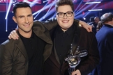 Adam Levine, um dos jurados do The Voice EUA, e Jordan Smith. (Foto: Divulgação/Trae Patton/NBC)