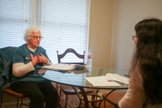 Rose Donoher [à esquerda] está entre as voluntárias que lideram um estudo bíblico de oito semanas para gestantes no New Beginnings Pregnancy Center em Benton, Arkansas. (Foto: WMU / Pam Henderson)