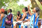 Mães orando por suas famílias na capital de Uganda. (Foto: Reprodução / Facebook)