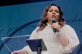 Helena Tannure ministrando na IBC em Contagem, MG, na comemoração do Dia Internacional da Mulher, em 07.03.2021. (Foto: Reprodução/Youtube)