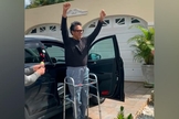 Pr. René González ao chegar em casa, após receber alta hospitalar. (Foto: Reprodução / CBN News)