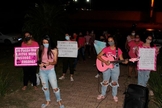 Grupo PinkMove canta em frente a hospital em Cruzeiro do Oeste. (Foto: Divulgação / Comunidade Evangélica)