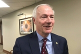 O governador do Arkansas, Asa Hutchinson, fala a repórteres em Little Rock, Ark. (Foto: AP Photo / Andrew Demillo)