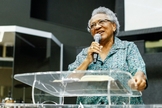 Missionária Edméia Williams em pregação por ocasião do aniversário de 21 anos da Igreja Hebrom. (Foto: Igreja Hebrom)