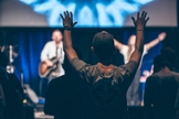Igreja Austin Stone durante momento de louvor. (Foto: Reprodução / Austin Stone)