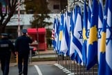 Policiais passam por bandeiras de Kosovo e Israel expostas durante uma cerimônia em Pristina em fevereiro, depois que os países estabeleceram relações diplomáticas. (Foto: Armend Nimani / AFP / Getty Images)