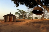 Igreja ao lado de escola na vila de Odek, ao norte da capital de Uganda. (Foto: Reuters / James Akena)