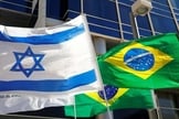 Bandeiras israelense e brasileira em frente à Embaixada do Brasil, em Tel Aviv. (Foto: Jack Guez / AFP / Getty Images)