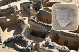 Sítio Tal Ganoub Qasr Al-Ajouz no Oásis Bahariya no Deserto Ocidental; no destaque fragmento de argila com inscrições cristãs antigas. (Foto: Ministério do Turismo e Antiguidades do Egito / AFP)