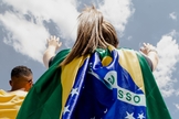 Jovem com bandeira do Brasil em momento de oração, em 8 de fevereiro de 2020. (Foto: The Send Brasil)