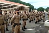 Sargento durante ordem-unida na 11ª Companhia PM, em Montes Claros. (Foto: Reprodução / O Estado de Minas)