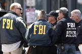 Imagem de agentes do FBI durante investigação. (Foto: AP/Winslow Townson)