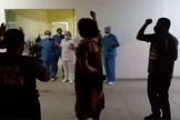 Parente de pacientes e profissionais de saúde oram na frente do Hospital Regional de Augustinópolis. (Foto: Reprodução / G1)