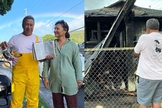 Tony e Tammy Moniz, pais de Kelia Moniz, com a foto da Bíblia intacta; o pai da surfista em frente à casa da família, destruída pelo fogo. (Foto: Reprodução / Instagram).