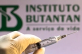 Com a aprovação da Anvisa, instituto estima disponibilizar 40 milhões de doses da 'Butanvac' prontas para uso no fim do ano. (Foto: Rafael Henrique/SOPA Images/LightRocket via Getty Images)