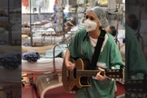 Médica Brunna Falluh toca para pacientes na UTI em hospital de São Paulo. (Foto: Divulgação)
