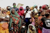 Pessoas esperam por amigos e parentes em Pemba, Moçambique, quando chega um navio com passageiros que fugiram de um ataque na cidade de Palma. (Foto: Emidio Jozine / Reuters)