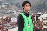 O pastor Yoshiya Hari em Onagawa, Miyagi, após o desastre triplo de Tohoku em 2011. (Foto: Reprodução / Christianity Today)
