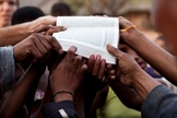 Mais de 1 bilhão de pessoas não têm acesso à Palavra de Deus em seu idioma. (Foto: Reprodução / UGCN)